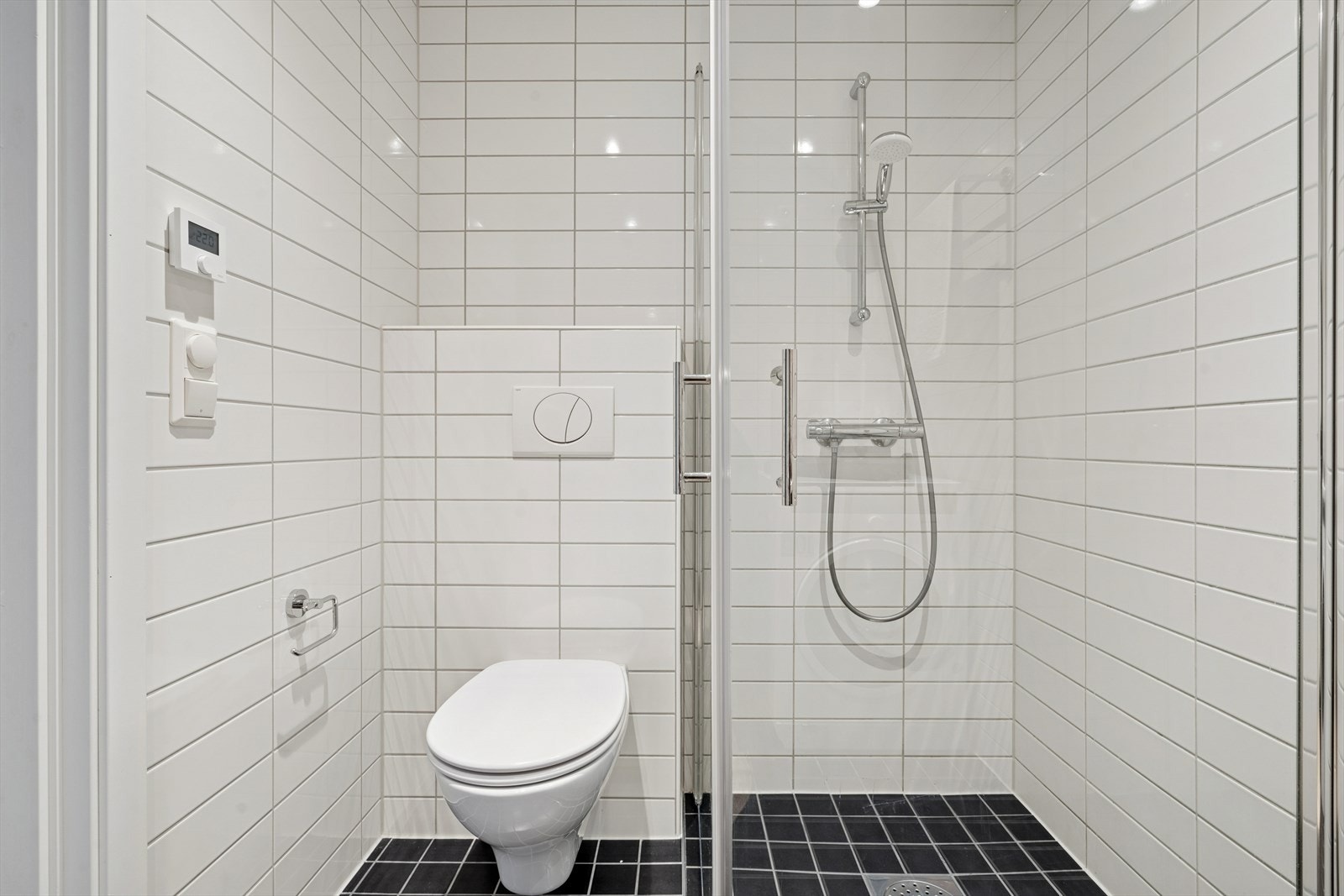 Flislagt bad med gulvvarme og opplegg for vaskemaskin Galleribilde