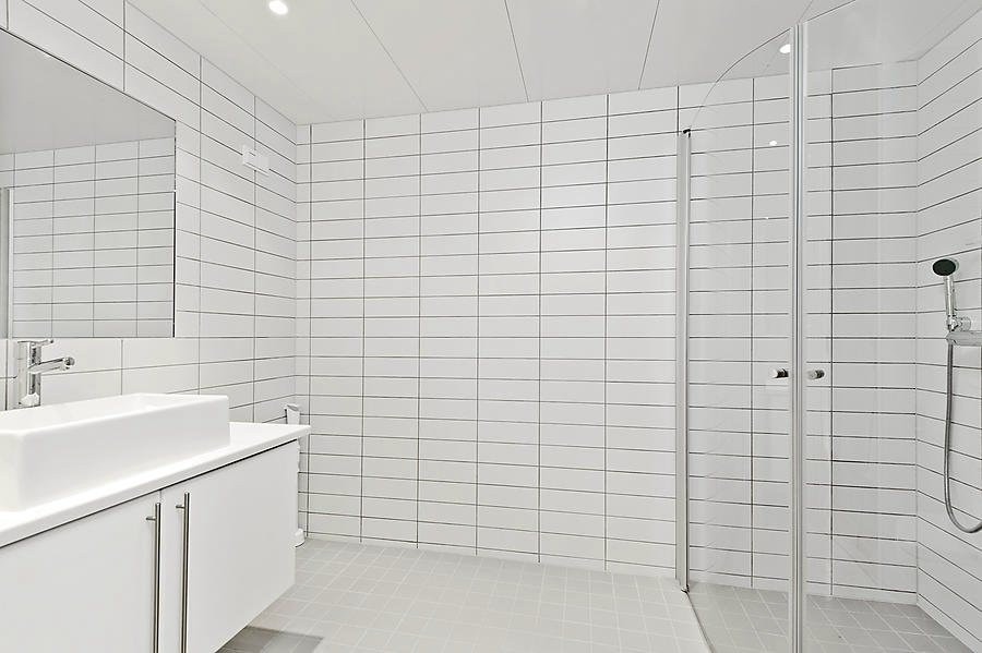Flislagt bad med varmekabler i gulv. Opplegg for vaskemaskin. Galleribilde