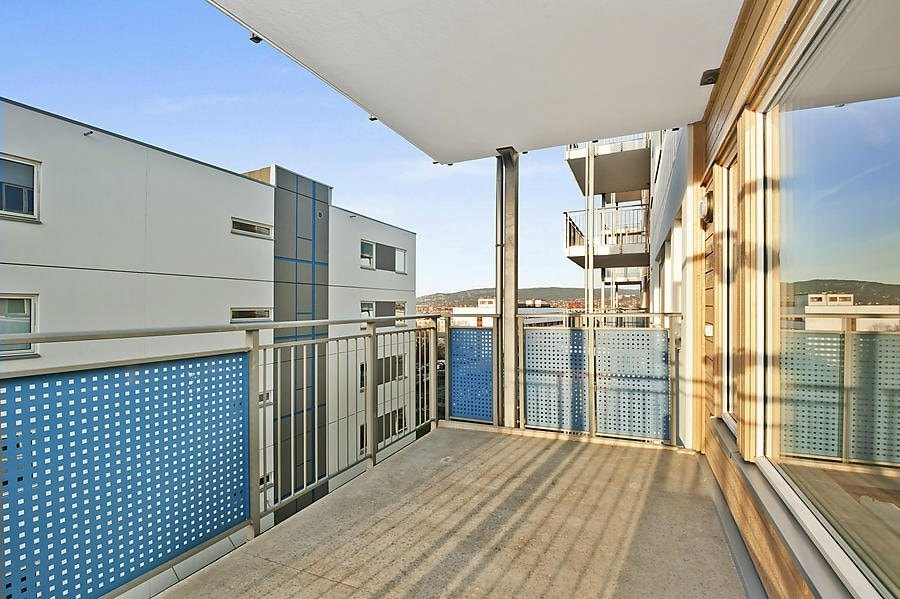 Balkong på ca. 11 kvadratmeter. God plass til utemøbler og planter for en hyggelig atmosfære. Galleribilde
