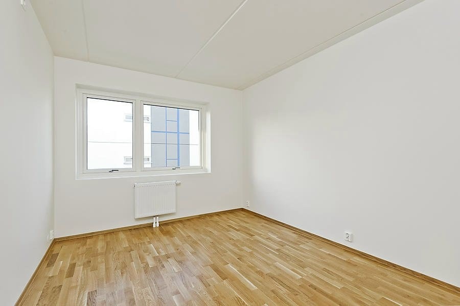 Hovedsoverommet er av god størrelse. Lyse flater og parkett på gulv. Galleribilde