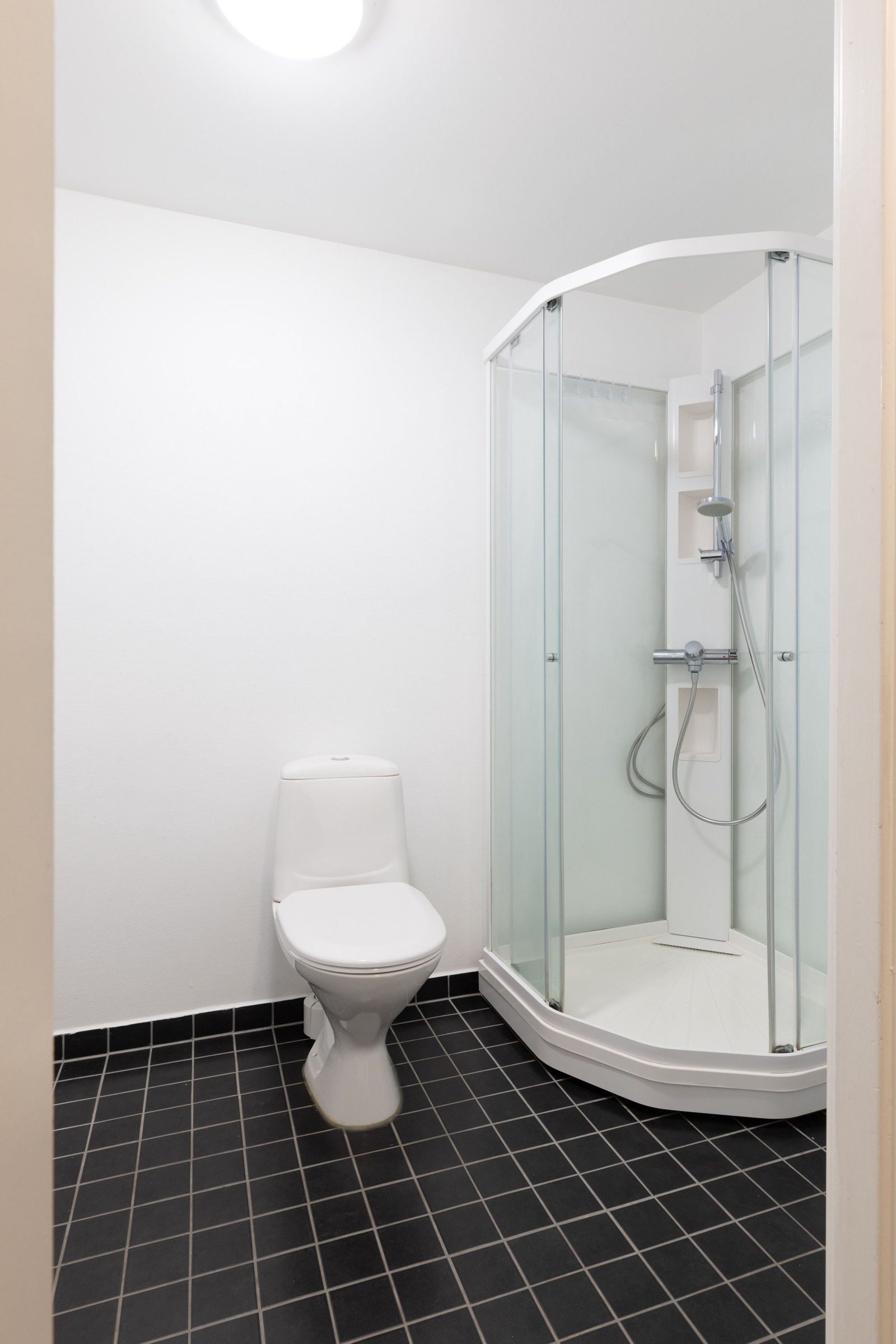 Bad, toalett og dusj. Galleribilde