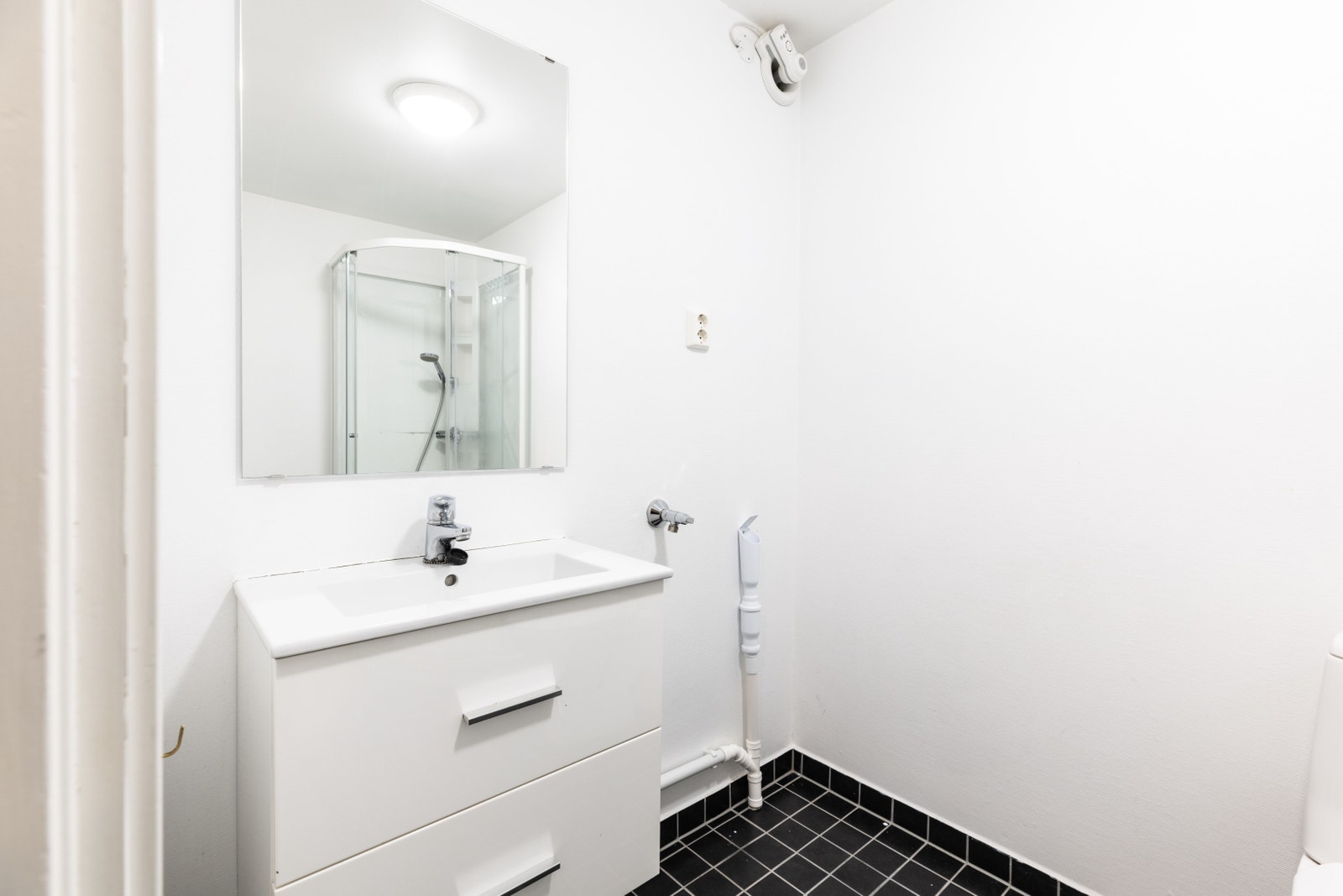 Bad med opplegg for vaskemaskin Galleribilde