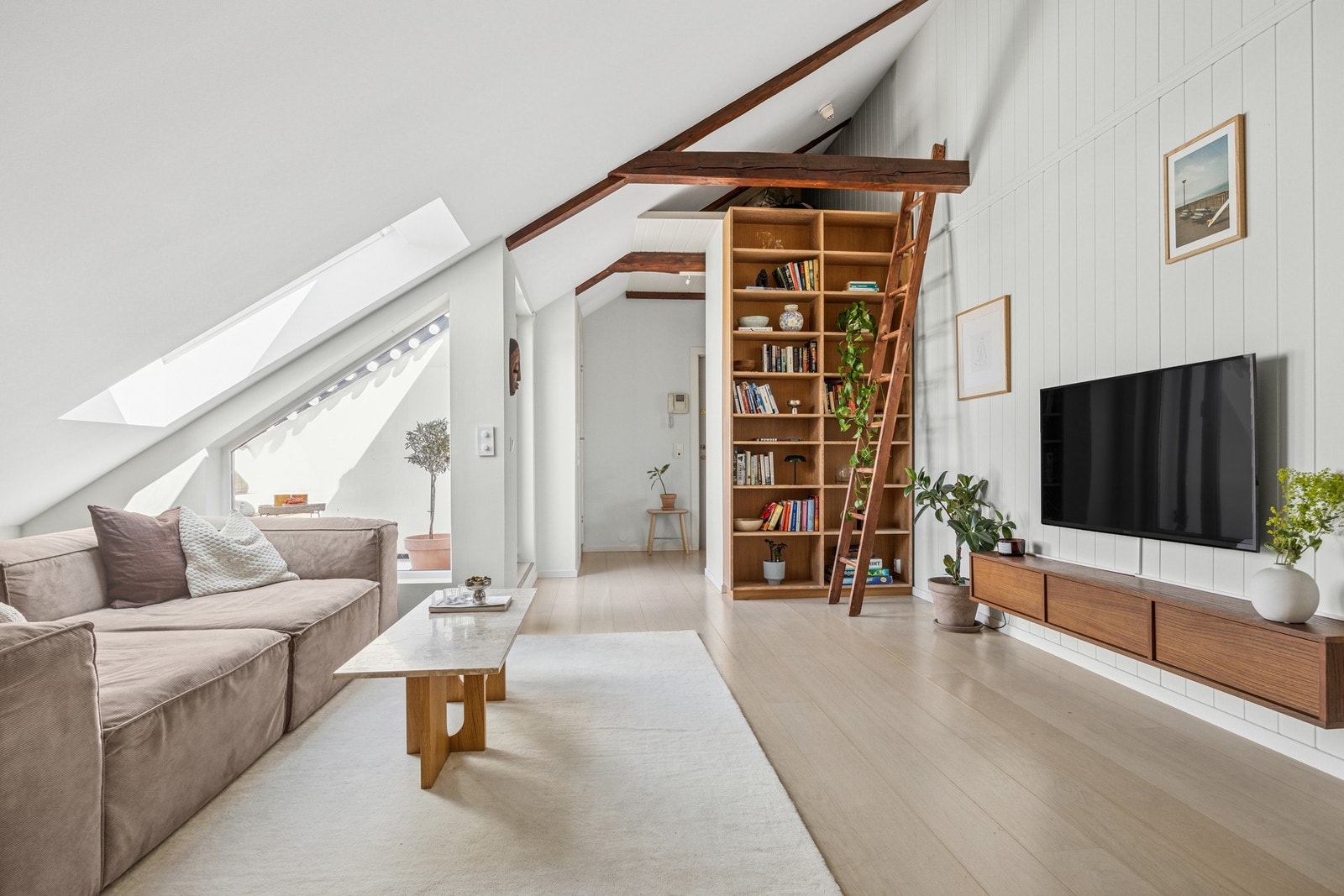 Boligen har en romslig stue med god plass til sofagruppe med tilhørende bord og TV-møblement, samt egen spisegruppe. Galleribilde