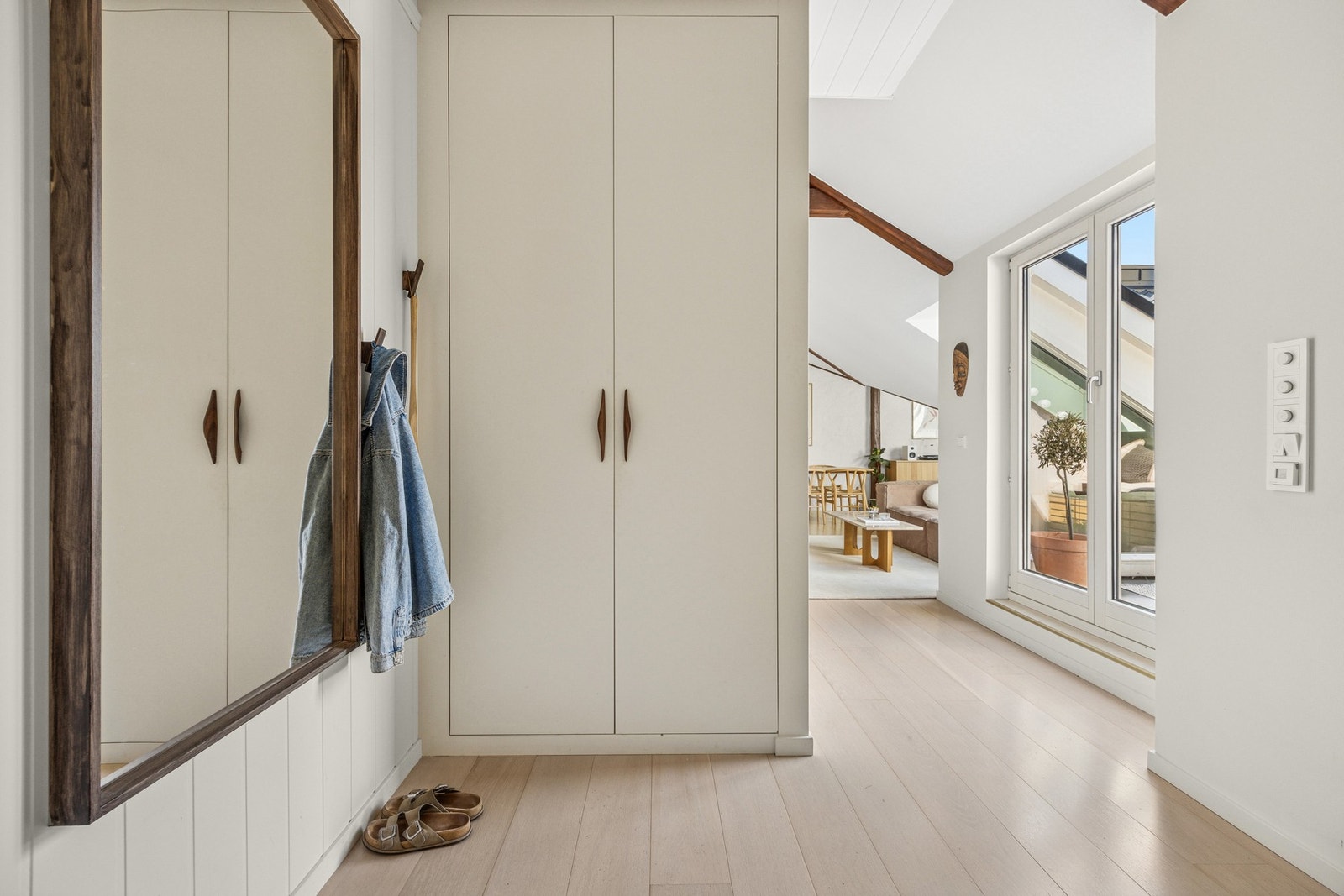 Praktisk entré med spesialtilpasset garderobe med god plass til oppbevaring av yttertøy og sko. Galleribilde