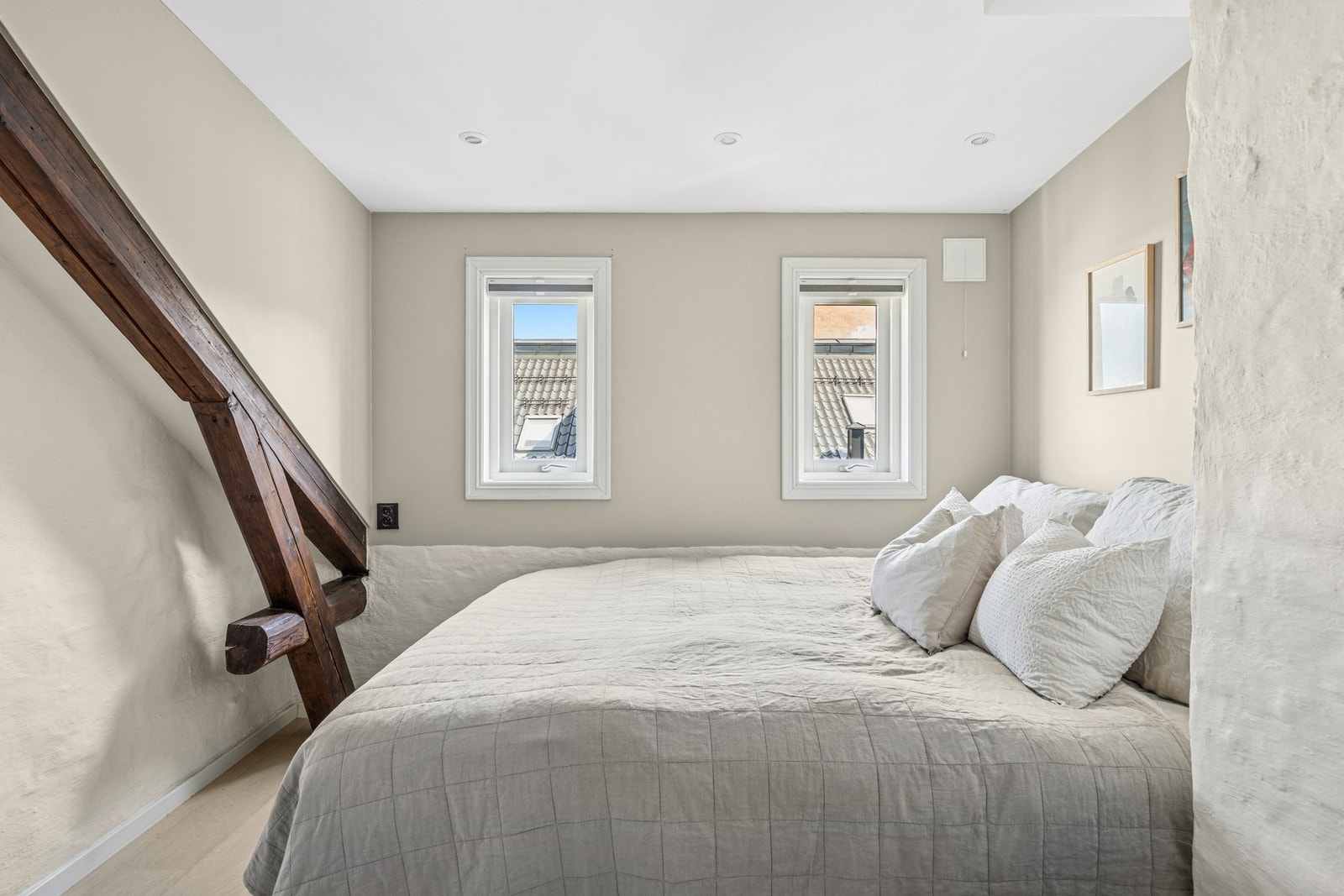 Soverommene vender ut mot stille bakgård. Galleribilde