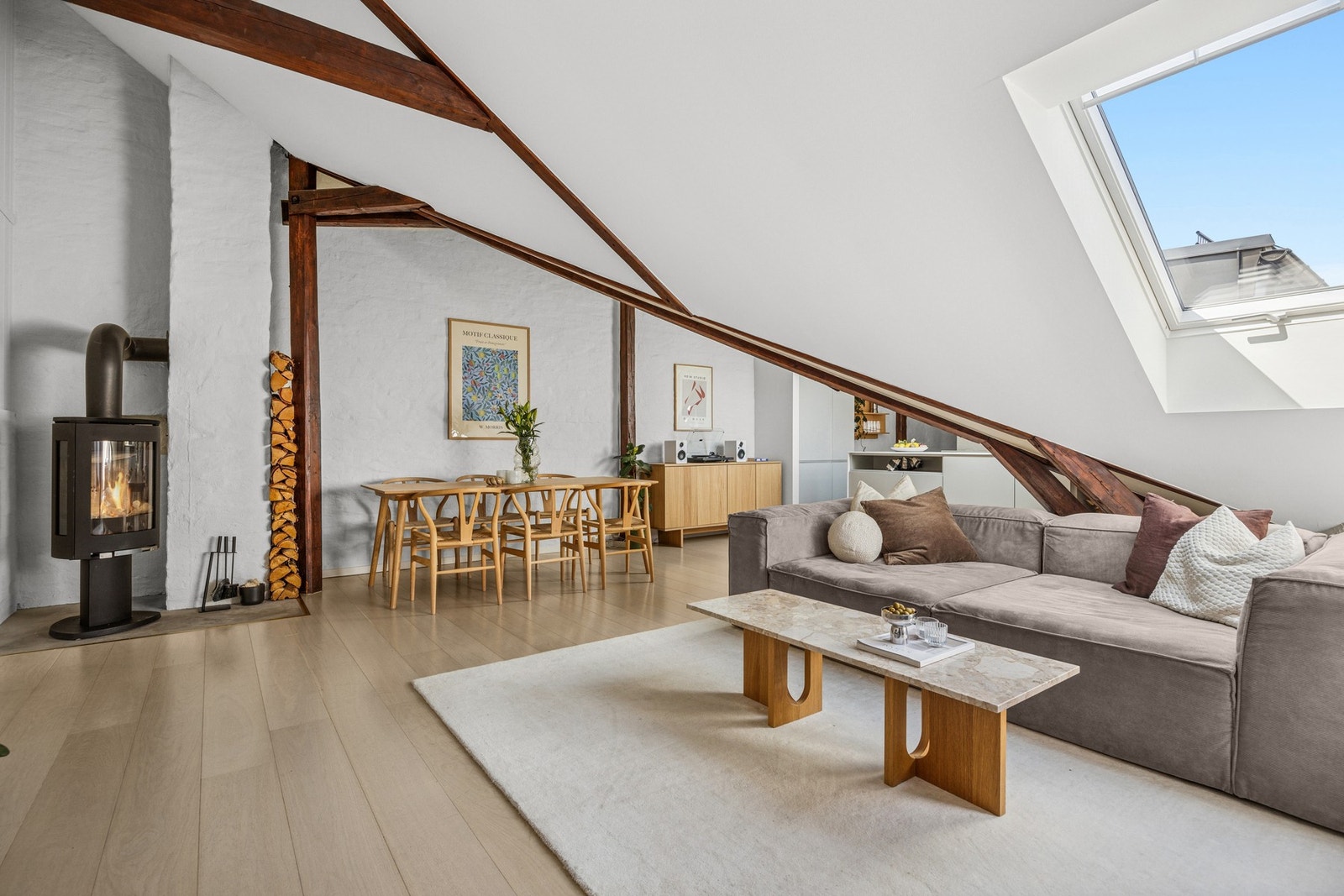 Stuens vegger og tak ble malt i behagelig lys tone høsten 2024. Galleribilde