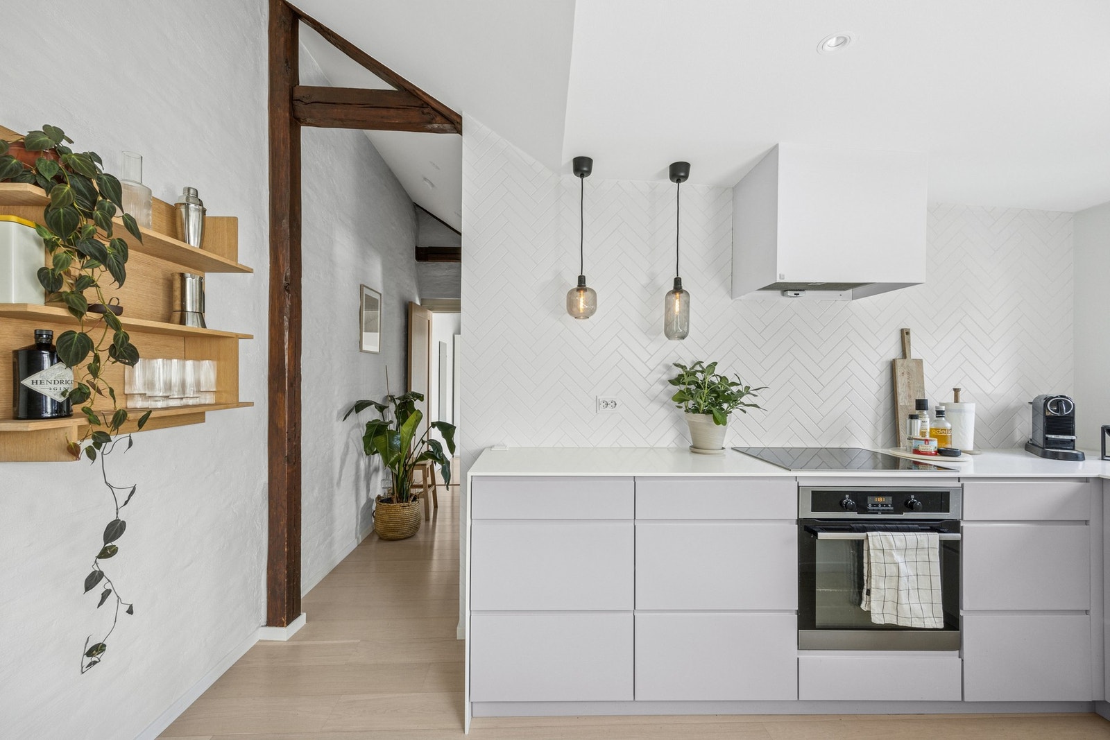 Kjøkkenet er videre utstyrt med integrerte hvitevarer som stekeovn, kjøl/frys, platetopp, oppvaskmaskin og komfyrvakt. Vedr. Galleribilde