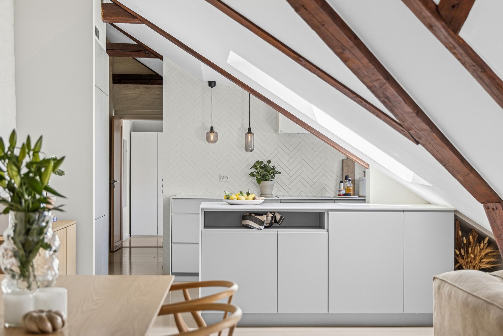 Utført av Blender Entreprenør AS i 2017. Kjøkkenventilator fra Røroshetta med avtrekk over tak i takhatt. Galleribilde