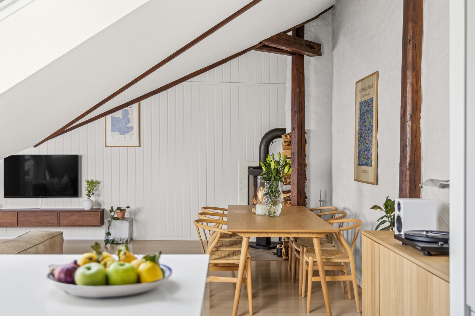 Lys og luftig spisestue med store vindusflater og god takhøyde. Et ypperlig sted for til å invitere gjester til lystig lag! Galleribilde