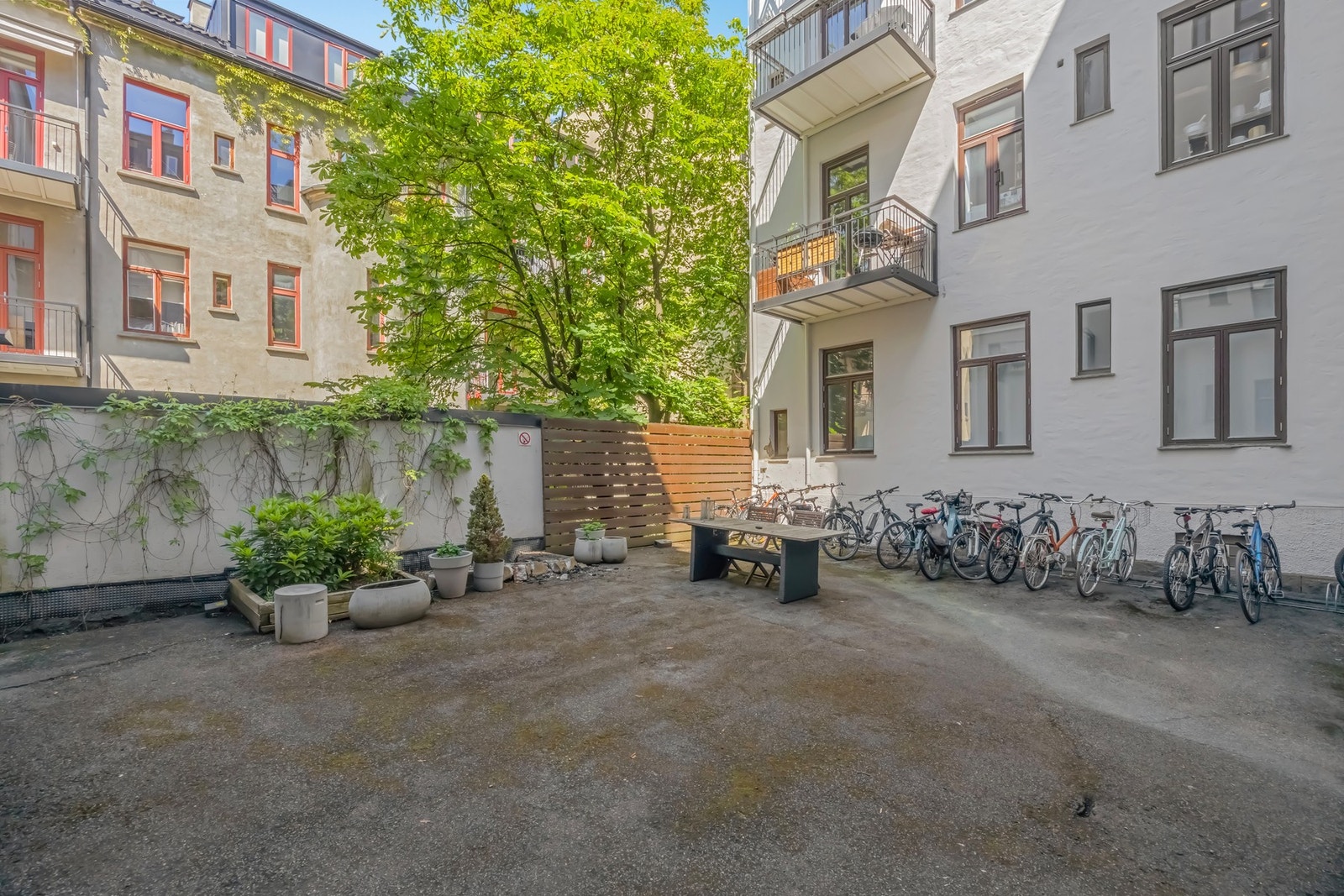 Bakgården er tilbaketrukket og skjermet. Det er pent opparbeidet med flere sittegrupper. Galleribilde