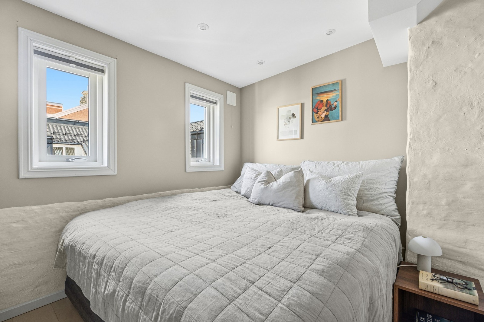 Hovedsoverommet er av god størrelse, og har plass til stor dobbeltseng og annet ønsket møblement. Galleribilde