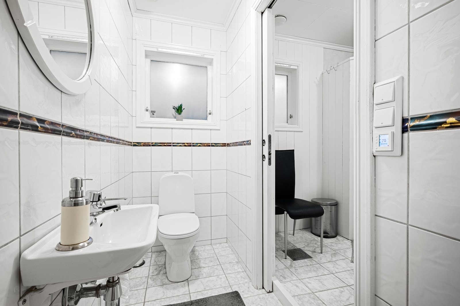 Bad med adskilt toalett og dusjrom Galleribilde