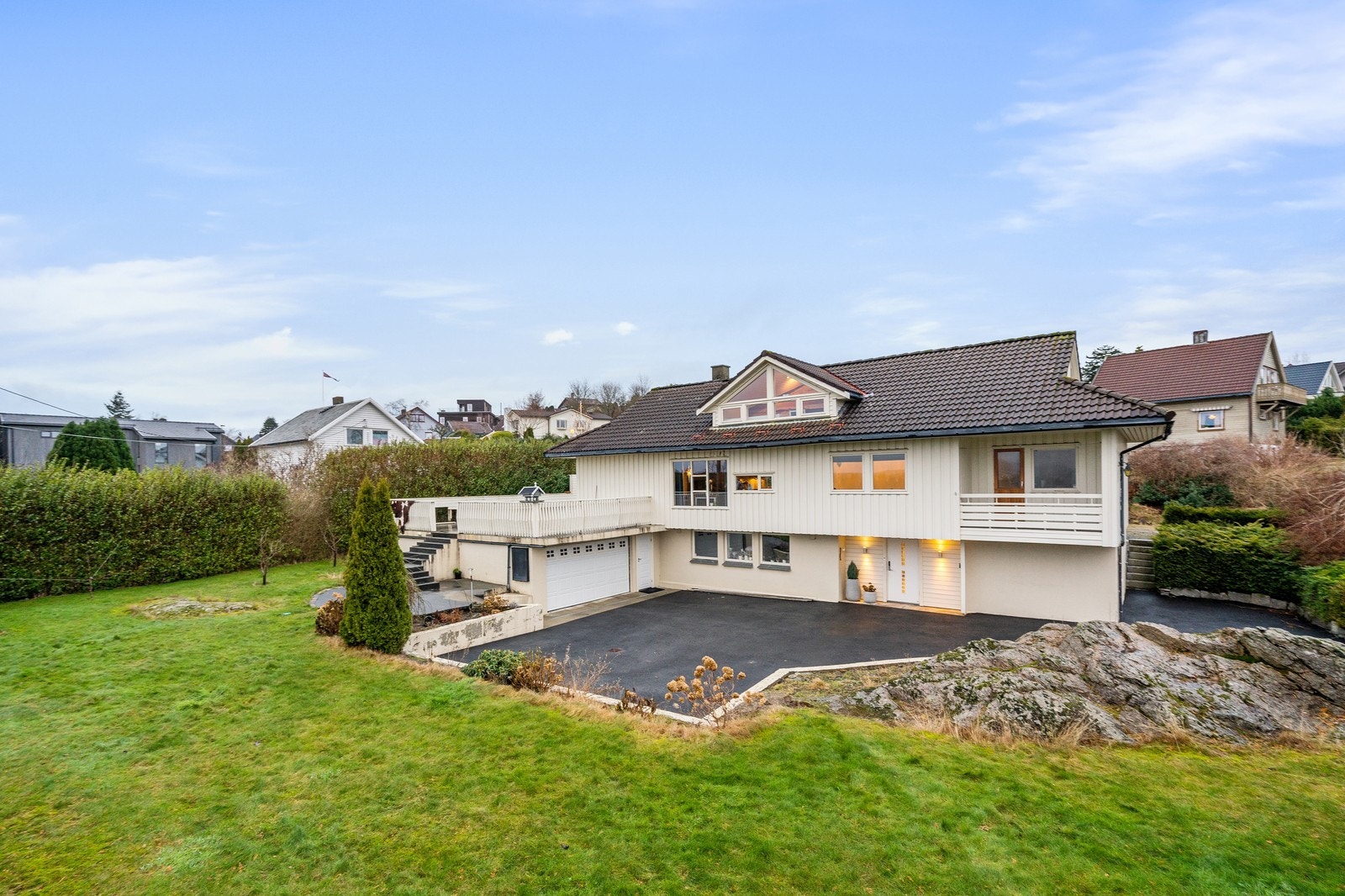 Stor og solrik hage Galleribilde