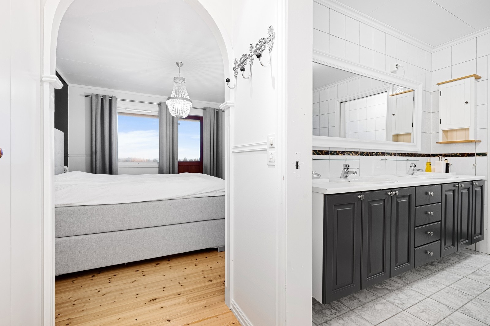 Hovedsoverom med bad Galleribilde