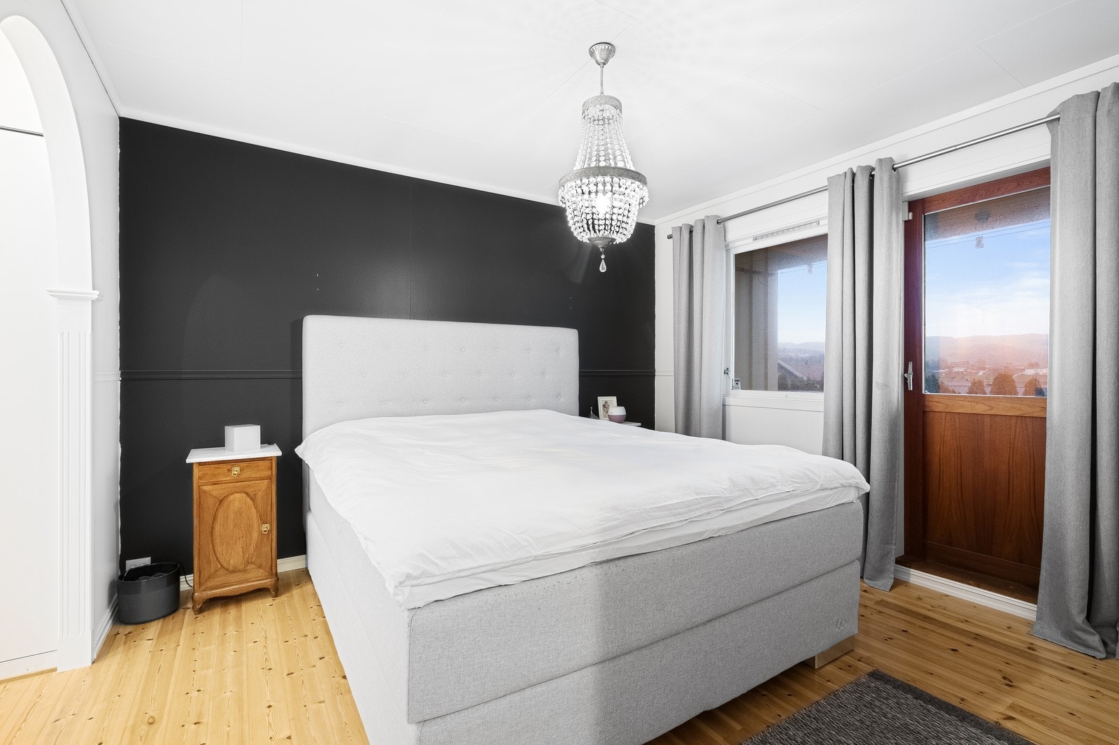 Hovedsoverom med utgang til balkong Galleribilde