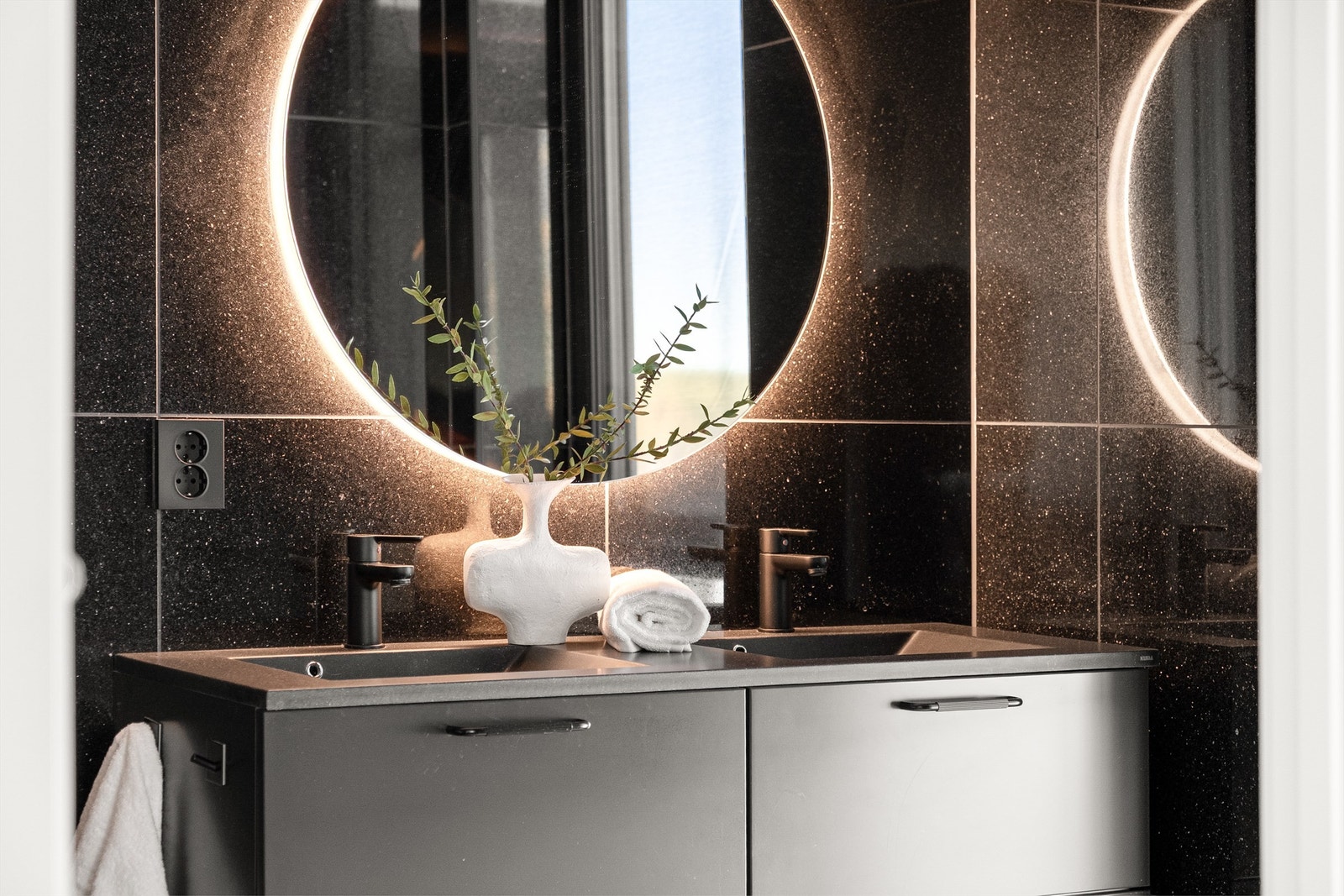 Dobbel servant gjør det mulig for to personer å benytte hovedsoverommets bad samtidig. Galleribilde