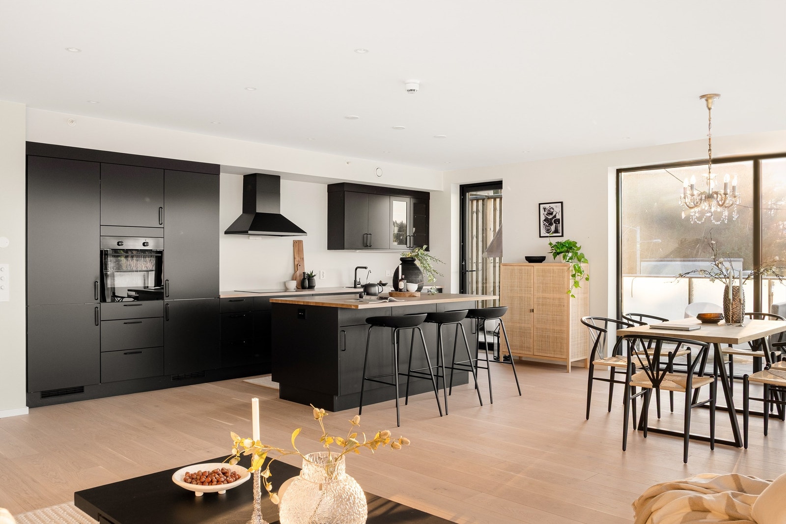 I hverdagen passer kjøkkenøyen perfekt for morgenkaffen og mindre måltider. Den er også et naturlig samlingspunkt før maten, om du har middagsgjester på besøk. Galleribilde