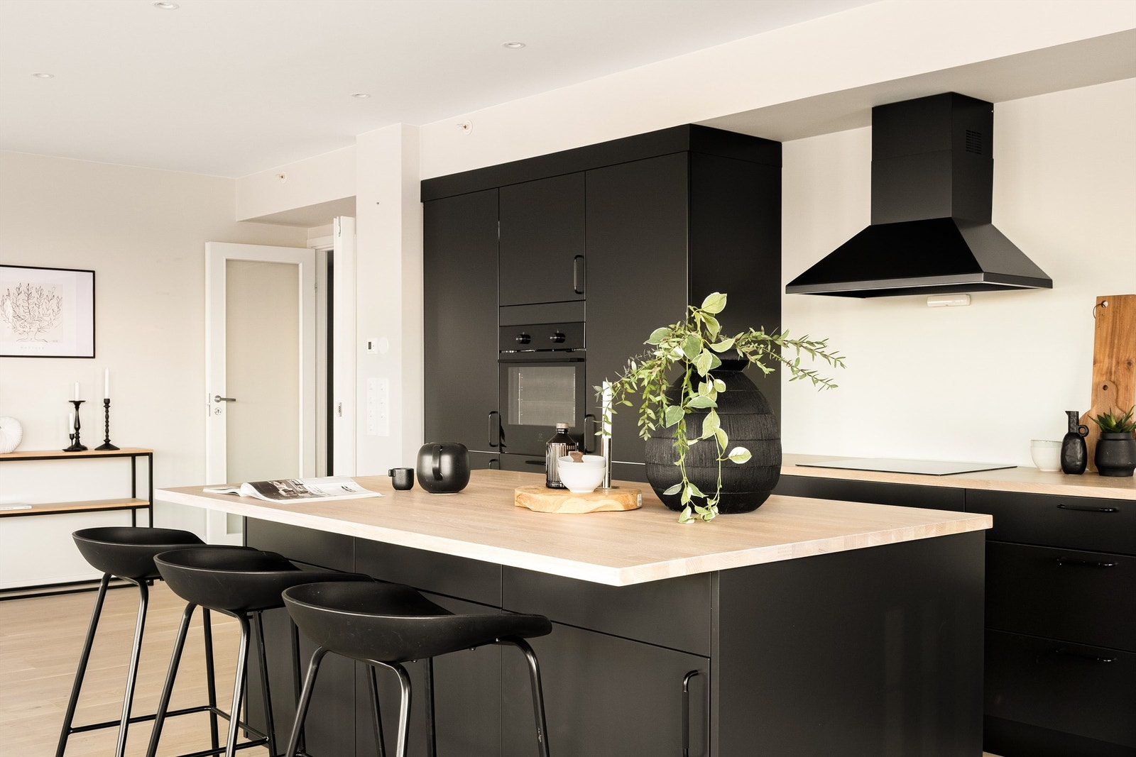 I kjøkkenøyen er det oppbevaringsmuligheter både i front og mot kokesonen. Strømuttak finnes på motsatt side. Galleribilde