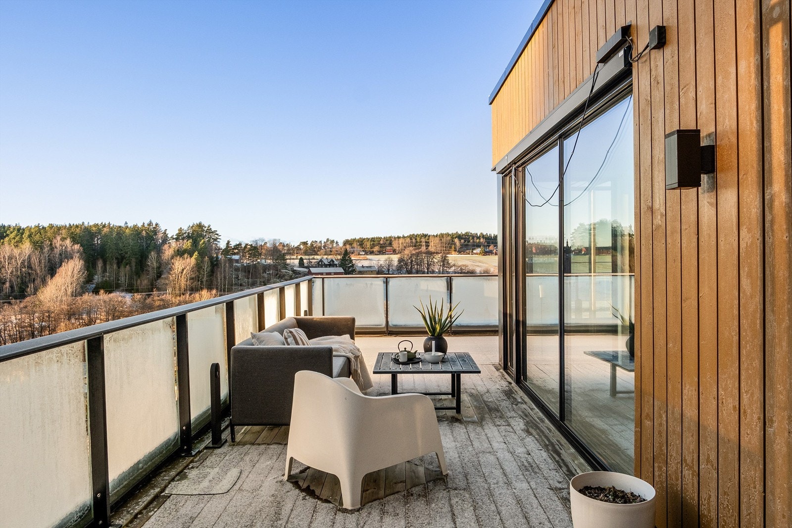 Motoriserte screens er montert på flere solutsatte vinduer. Galleribilde