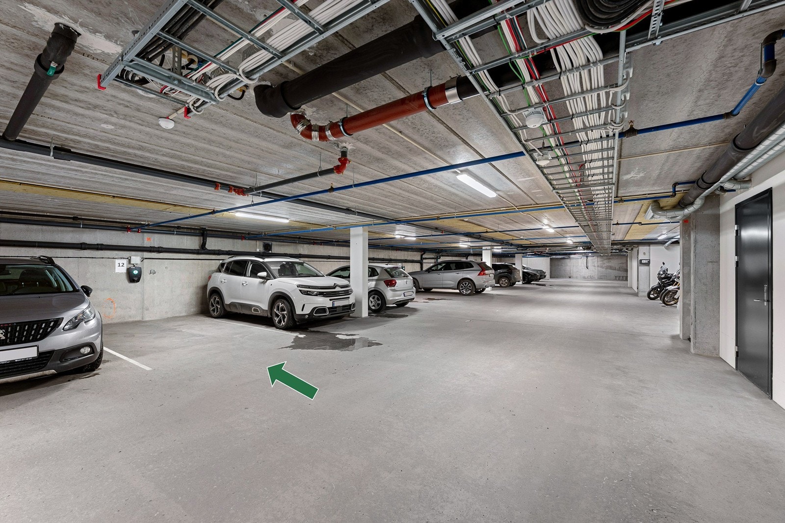 Med leiligheten følger biloppstillingsplass i felles, oppvarmet garasjeanlegg - med lader til EL-bil. Galleribilde