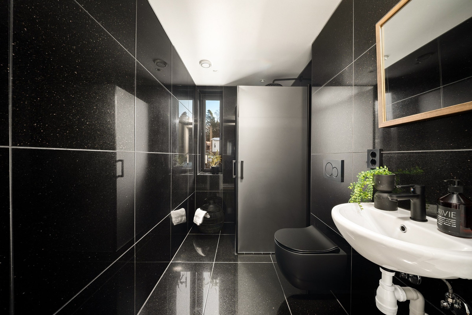 Bad 2 er lett tilgjengelig fra entreen og et naturlig gjestebad. Galleribilde