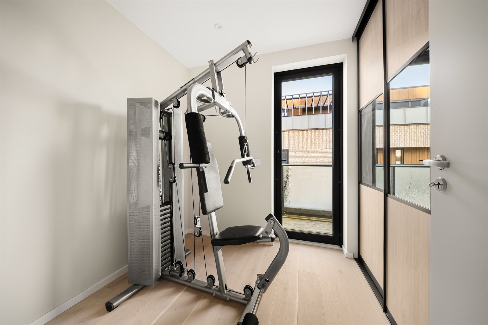 Soverom på ca. 7 kvm., innredet med praktisk skyvedørsgarderobe. Galleribilde