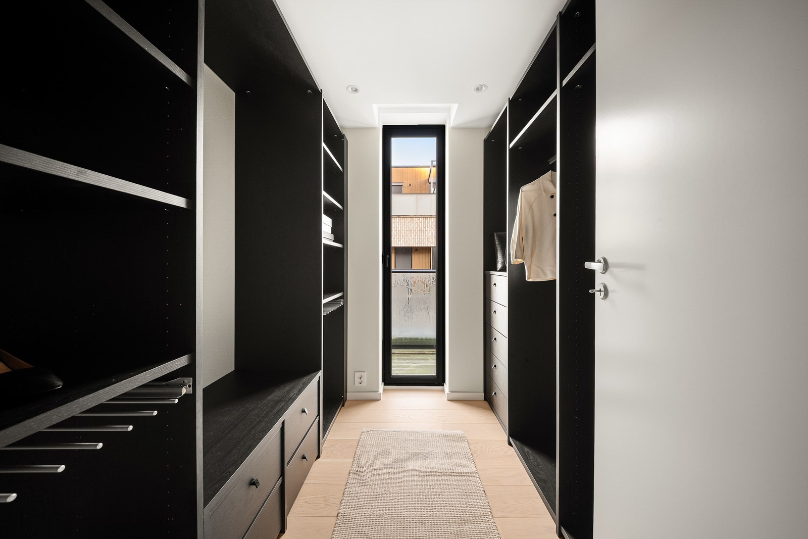 Romslig walk-in closet er både praktisk og en aldri så liten luksus i hverdagen. Galleribilde