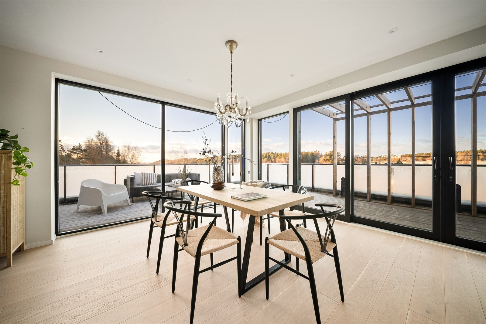 Store vinduer mot syd og vest gjør stuen luftig og fremmer gode lysforhold dagen gjennom. Galleribilde