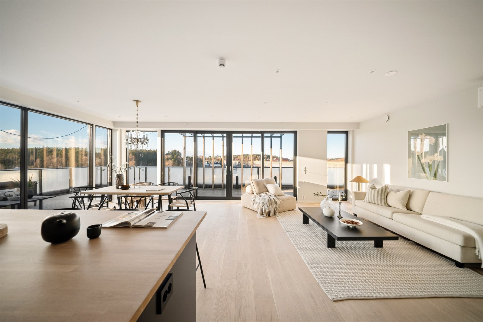 Vid utsikt sees fra både stuen og kjøkkenet. Innsyn er det lite av siden naboblokken i syd er én etasje lavere. Galleribilde