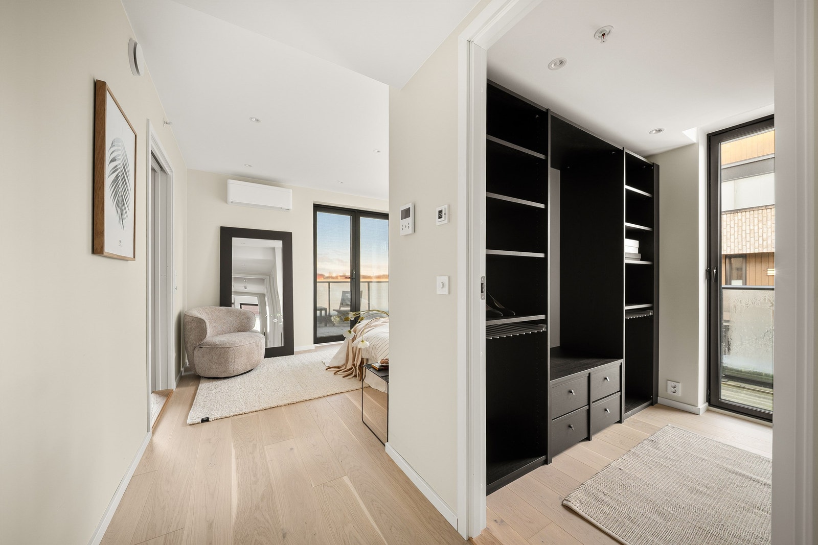 Med både walk-in closet og eget bad er dette et komplett master bedroom. Galleribilde