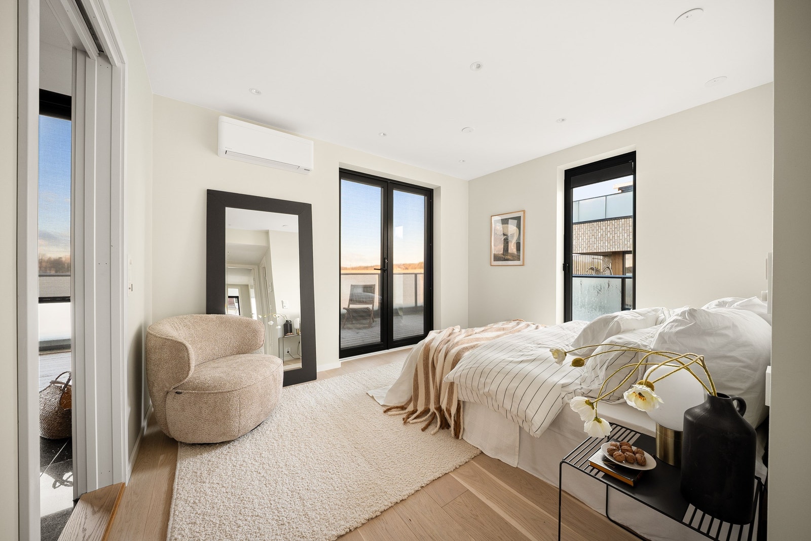 Varmepumpe er montert også i hovedsoverommet. Vertikalt stilte vinduer gir på dagtid meget gode lysforhold. Alle kan benyttes som dør til altanen. Galleribilde