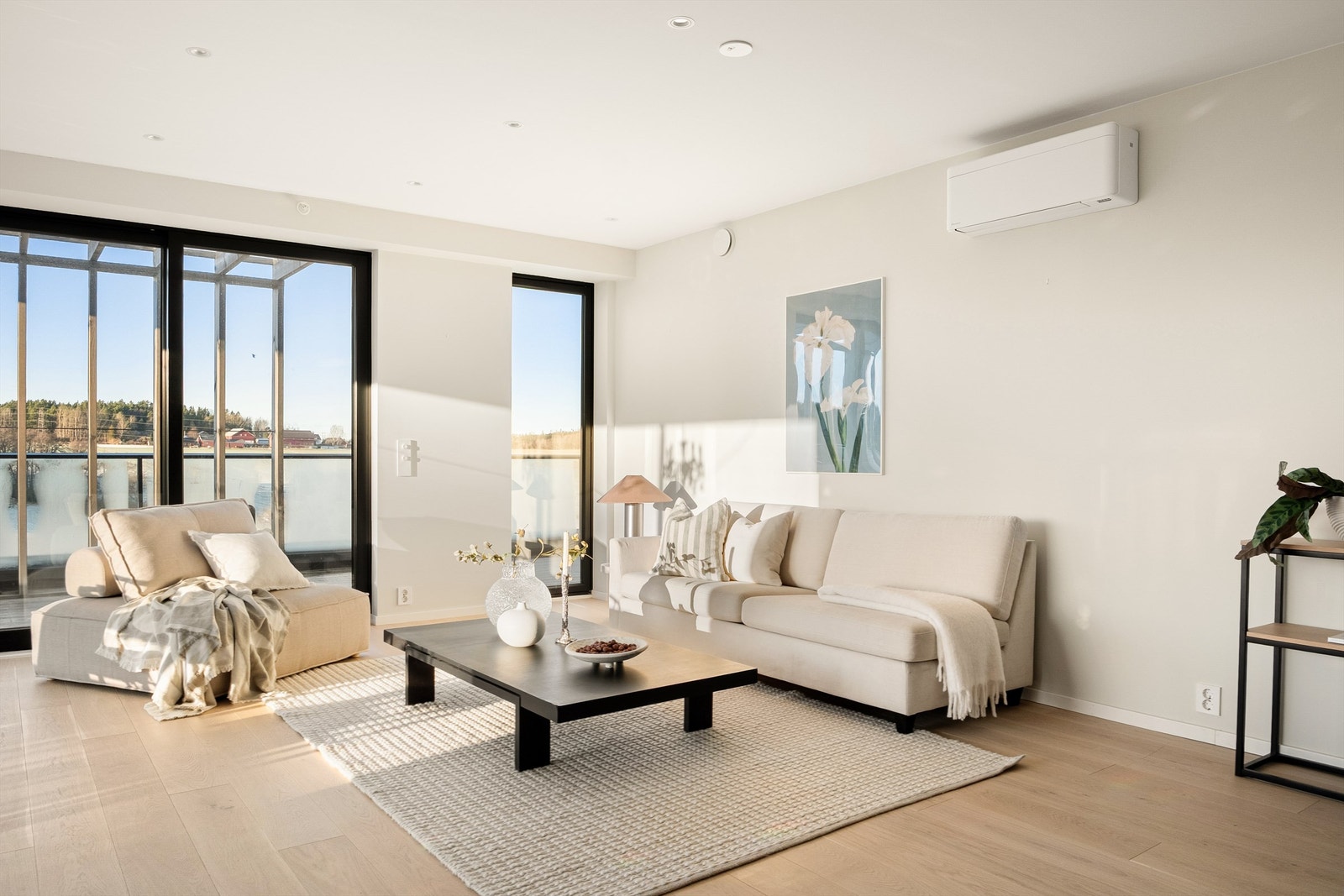 Leiligheten er utstyrt med luft-luft varmepumpe og to innvendige deler hvorav én er montert i stuen. Galleribilde