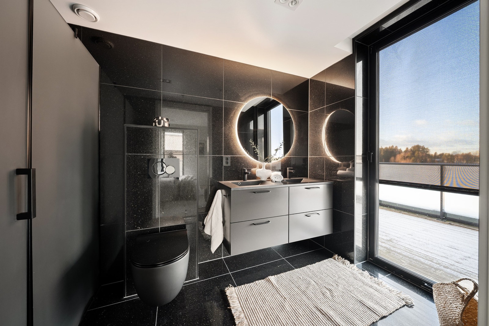 Muligheten til å gå rett inn til eget bad utgjør en prisverdig komfort. Galleribilde