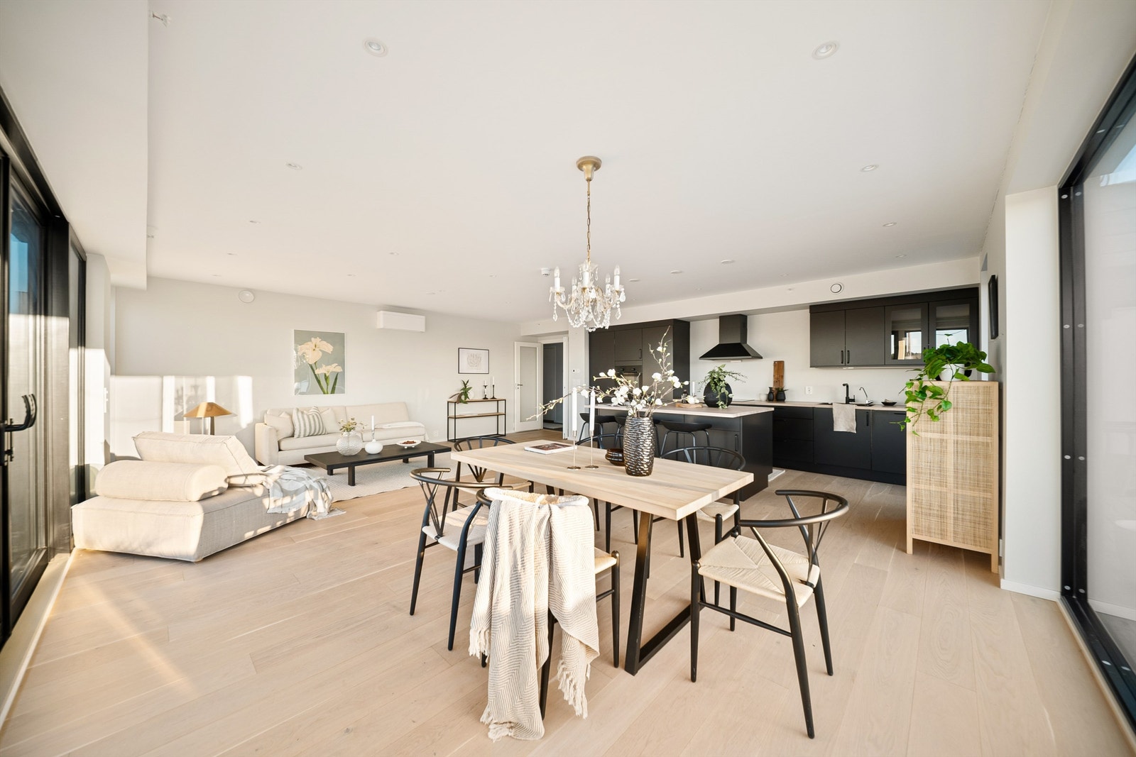 Stuen og kjøkkenet er sømløst knyttet sammen i en over 50 kvm. stor og luftig sosial sone. Galleribilde