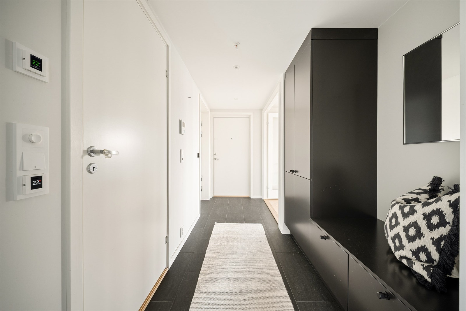 I entreen kan yttertøyet enkelt henges av og hentes ut fra den tilpassede garderobeinnredningen. Gulvet er utført med en praktisk og robust overflate av fliser. Galleribilde