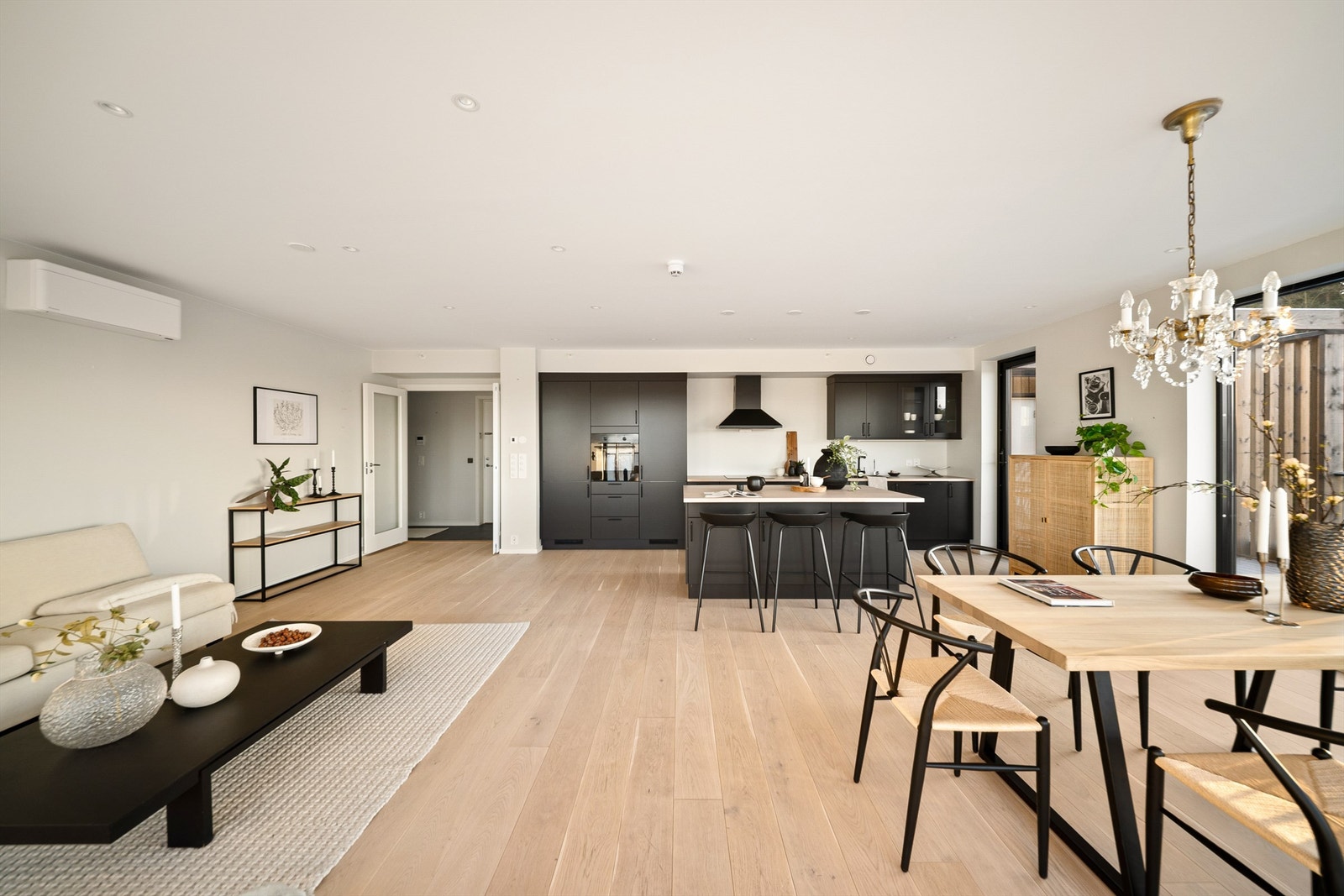 Kjøkkeninnredningen fyller foruten sin praktiske funksjon også rollen som et iøynefallende, lekkert møbel. Galleribilde