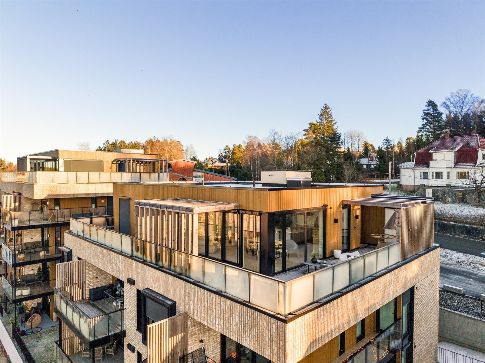 Altan på hele 75 kvm. omfavner tre av leilighetens fire sider. Her er det sommerstid gode solforhold dagen gjennom.
Fotograf; Kristoffer Kristiansen. Galleribilde