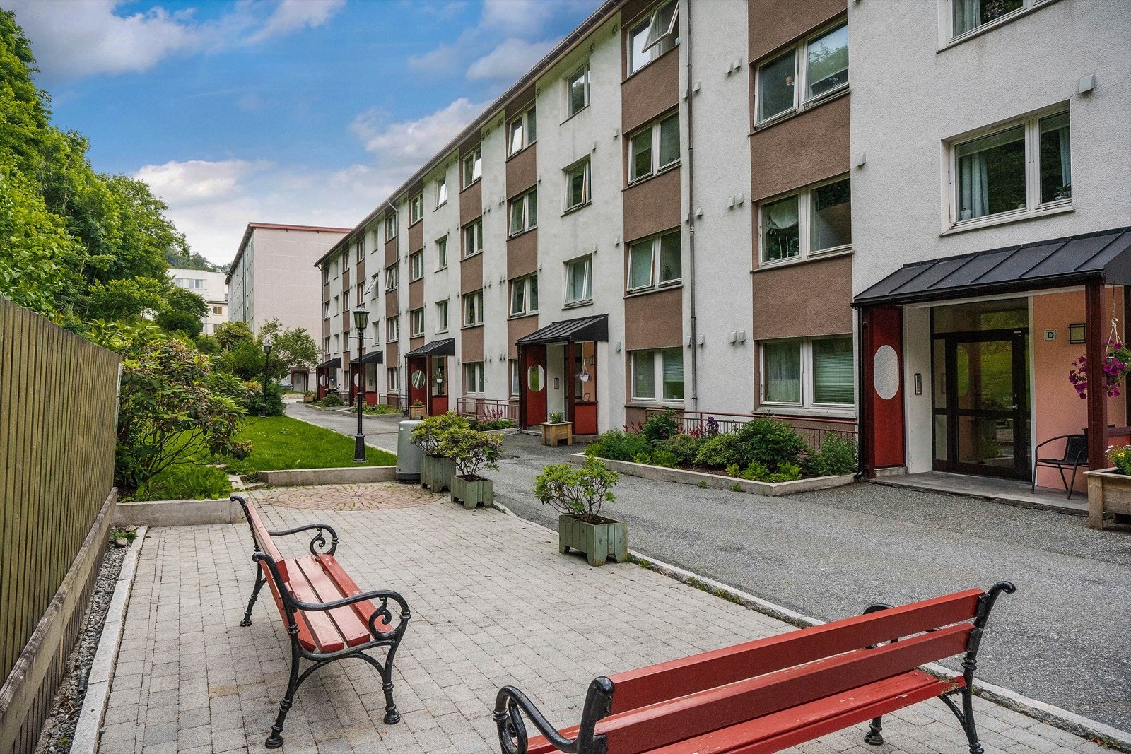 Borettslaget har pent opparbeidede utearealer med sitteplasser, stier og diverse beplantning Galleribilde