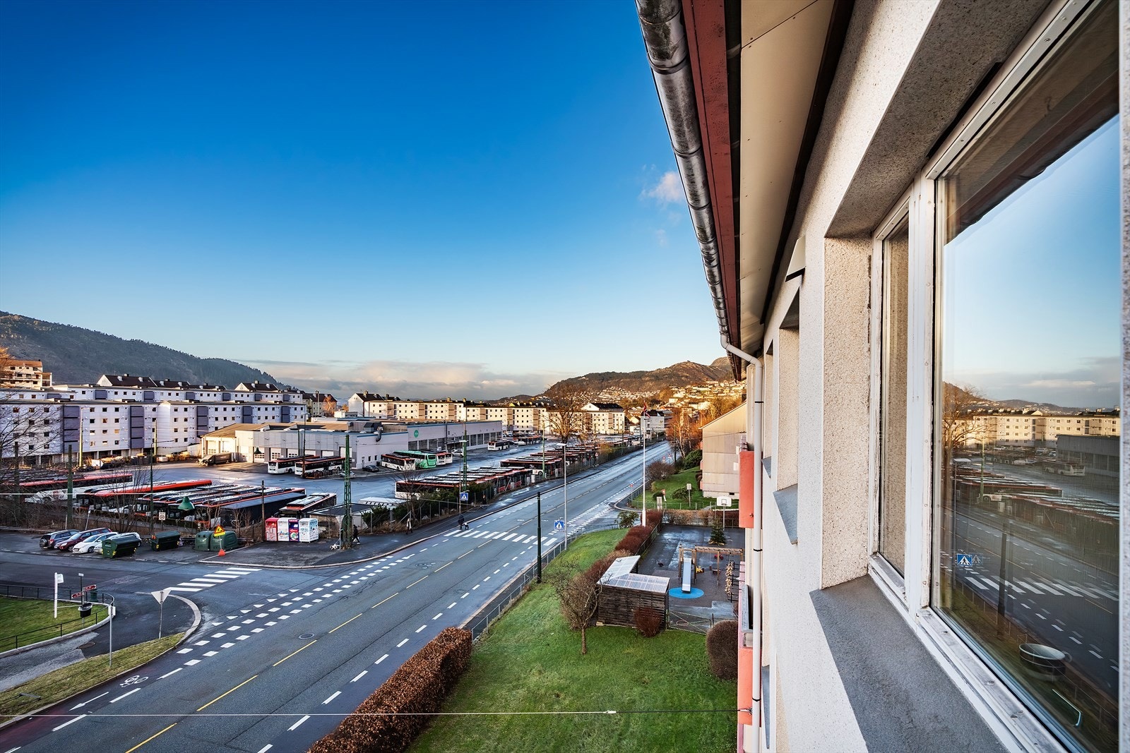 Her har man umiddelbar nærhet til alt du trenger for en enkel hverdag, med kort gange til bybanestopp (Sletten) som kan ta deg direkte til Bergen sentrum eller Flesland. På strekningen passerer du populære arbeidssteder som Kokstad, Lagunen, Nesttun osv Galleribilde