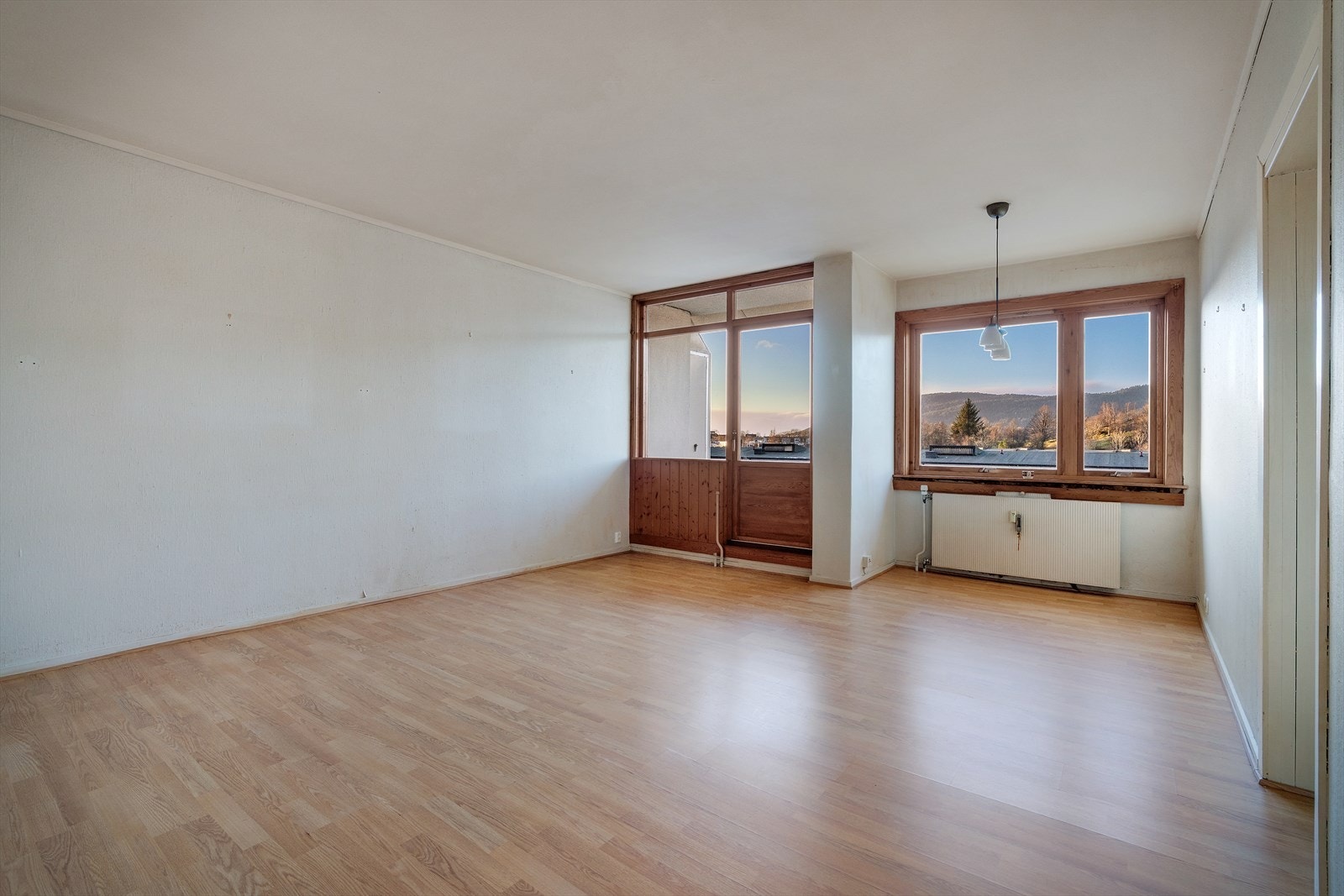 Store vindusflater som slipper inn godt med naturlig lys Galleribilde