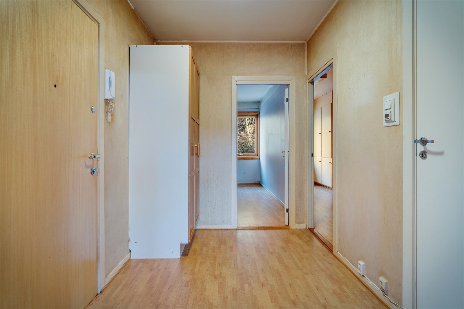 Romslig entre med god plass til å henge fra seg yttertøy og sko Galleribilde