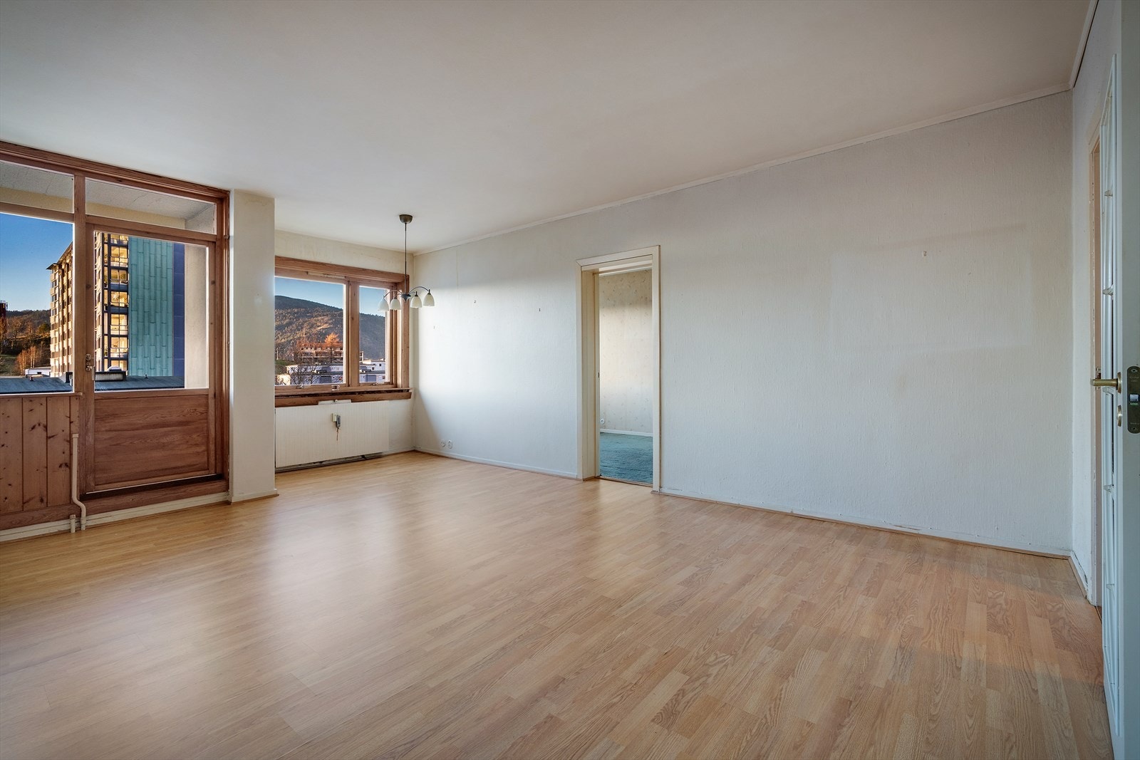 Stuen måler 23,2 kvm og byr på naturlige møbleringssoner Galleribilde