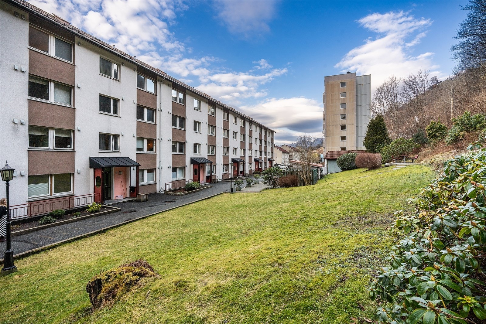 Den fine beliggenheten vil passe alle aldersgrupper. Studenter har kort vei til kollektivtilbud som tar deg til alle de store utdanningsinstitusjonene, for barna er det kort avstand til både barnehager, skoler og fotballbane. Her kan alle trives! Galleribilde