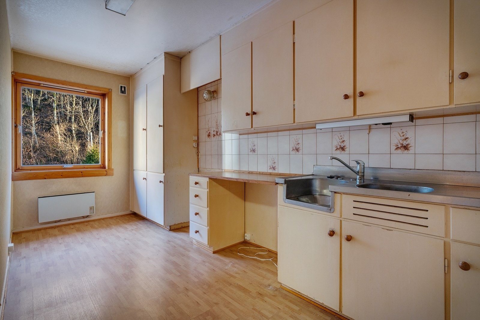 Original kjøkkeninnredning med glatte fronter, laminert benkeplate og kjøkkenbeslag Galleribilde