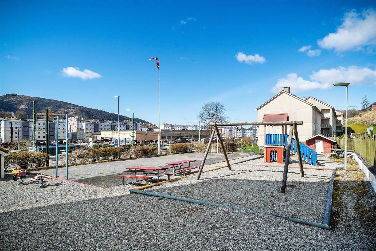 Det er meget barnevennlig med flere barnehager og skoler i området. Det tar deg ca. 4 minutter å spasere til nærmeste barnehager (Mannsverk barnehage) Galleribilde