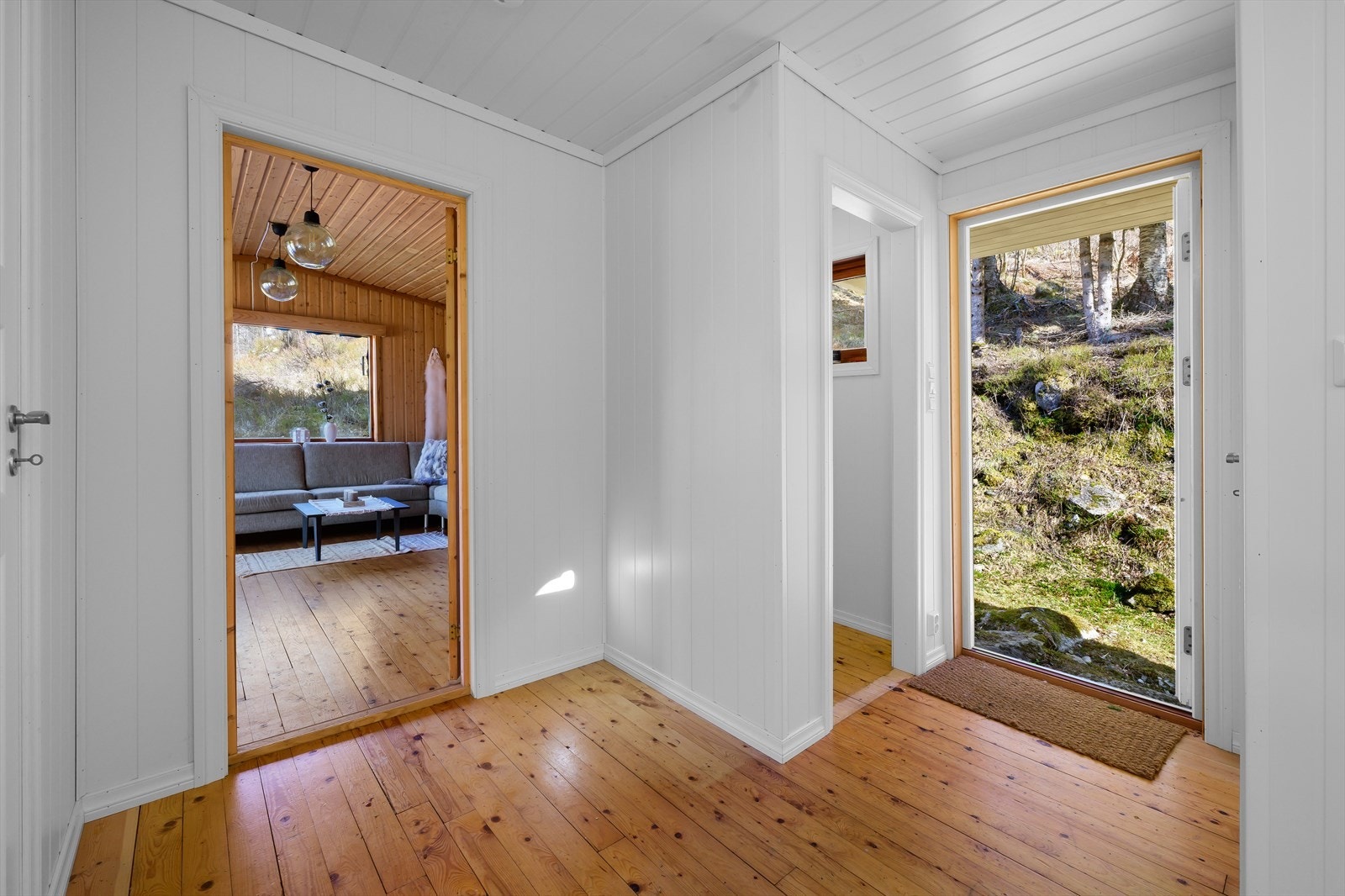 Velkommen inn! Den opprinnelige hytten var på ca. 20 kvm, og ble i 2013 betydelig påbygget. Galleribilde