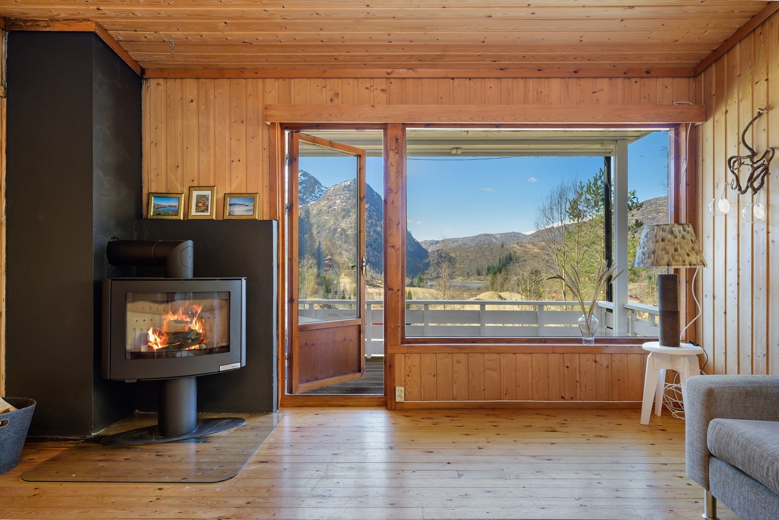 Direkte utgang til stor terrasse fra stuen. Galleribilde