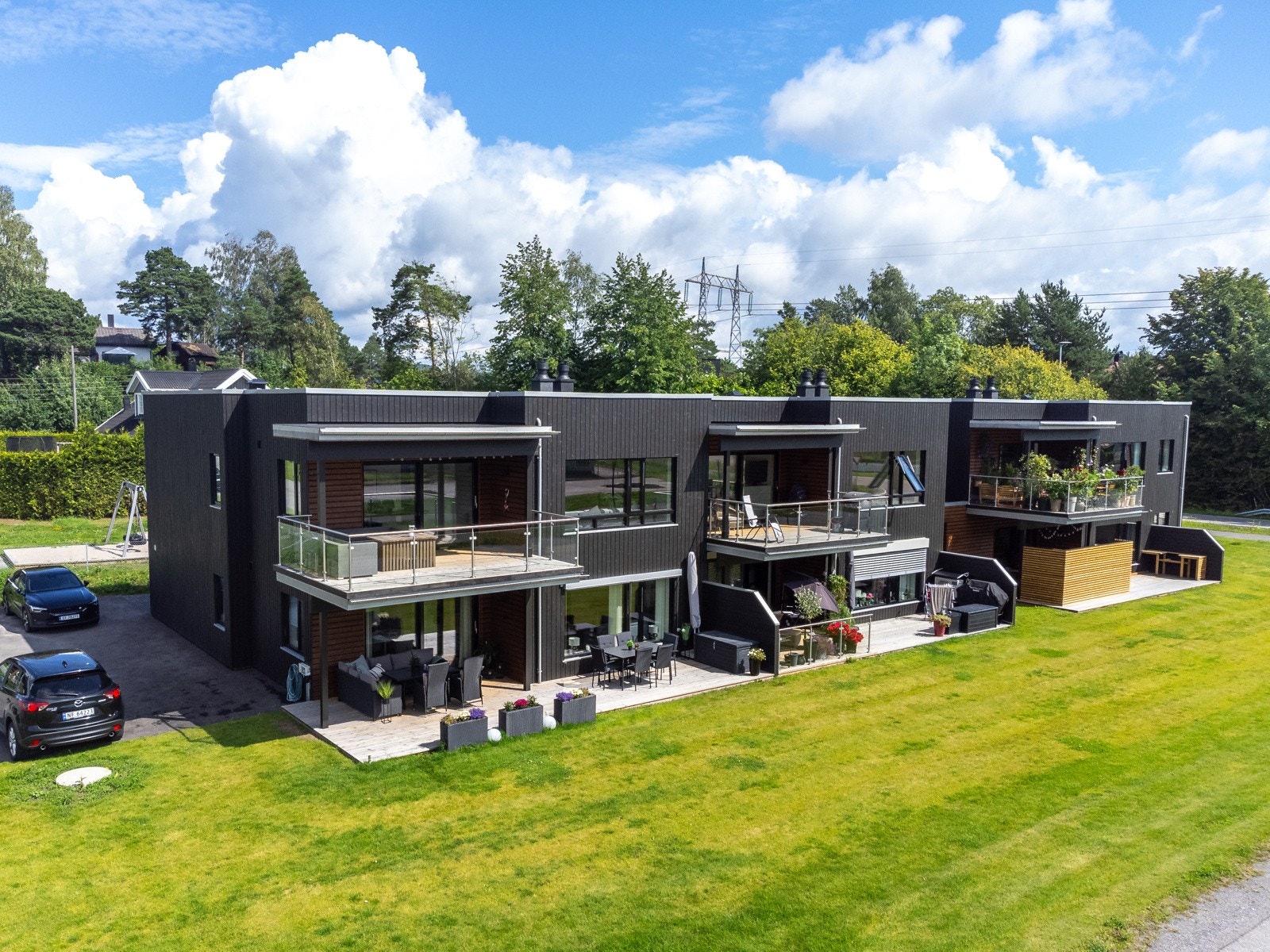 Her har eier virkelig satt sitt personlig og fargerikt preg på boligen. Flott leilighet som holder en høy standard etter at eier har oppgradert boligen betydelig i forhold til leveransen fra utbygger. Galleribilde