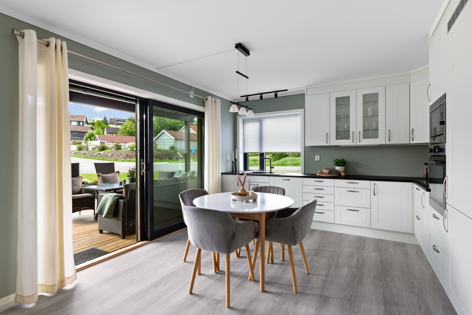 Delikat kjøkken som innbyr til stor matglede for store og små. Galleribilde