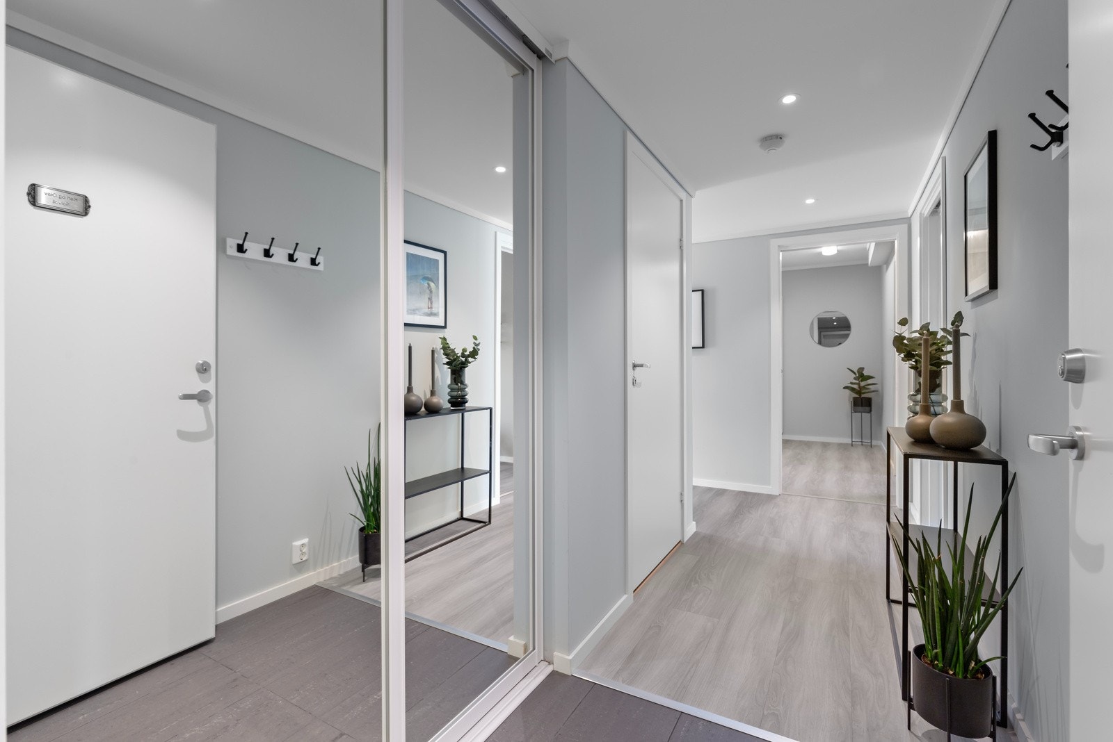 Lys og trivelig entré som ønsker deg velkommen inn, med god plass for sko og yttertøy. Galleribilde